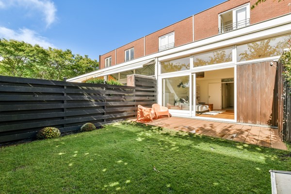 Moderne en ruime eengezinswoning (ca. 122 m²) met zonnige tuin op het zuiden . Energielabel A+
